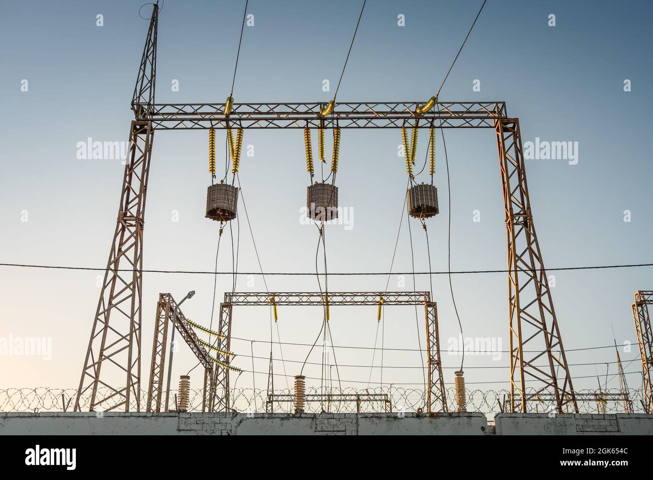 Highvoltage power lines with wave trap or highfrequency stopper