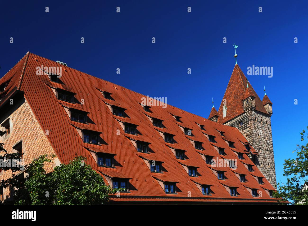 Nürnberg   Architektur mit Burg, Turm, Mauern, Fachwerkhaus in der Innenstadt oder Altstadt von Nuremberg oder Nuernberg, Franken, Bayern Stock Photo