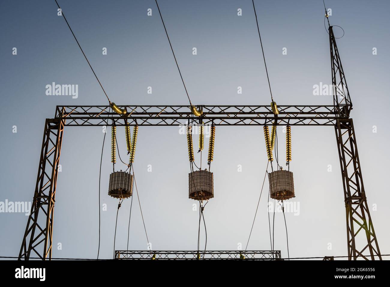 Highvoltage power lines with wave trap or highfrequency stopper