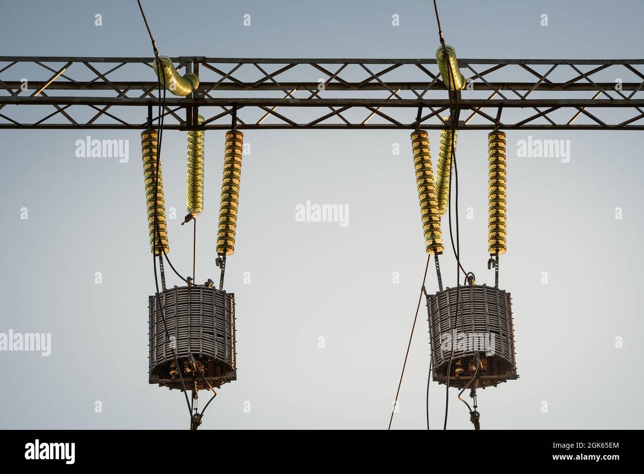 Highvoltage power lines with wave trap or highfrequency stopper