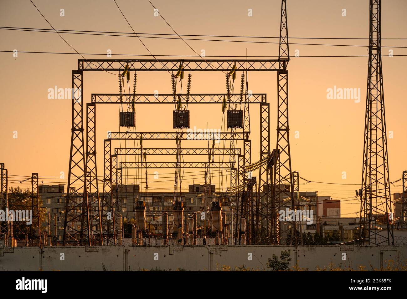 Highvoltage power lines with wave trap or highfrequency stopper