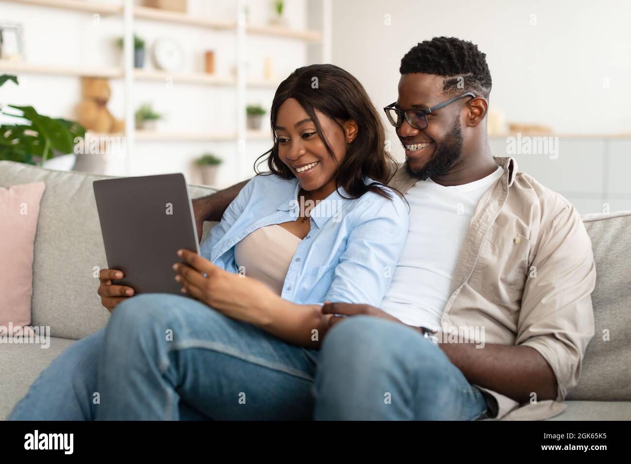 African american couple tablet hi-res stock photography and images - Alamy