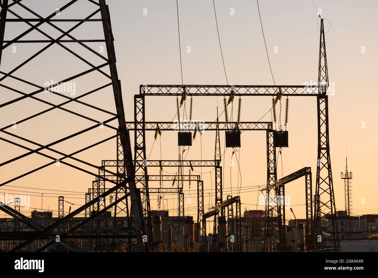 Highvoltage power lines with wave trap or highfrequency stopper