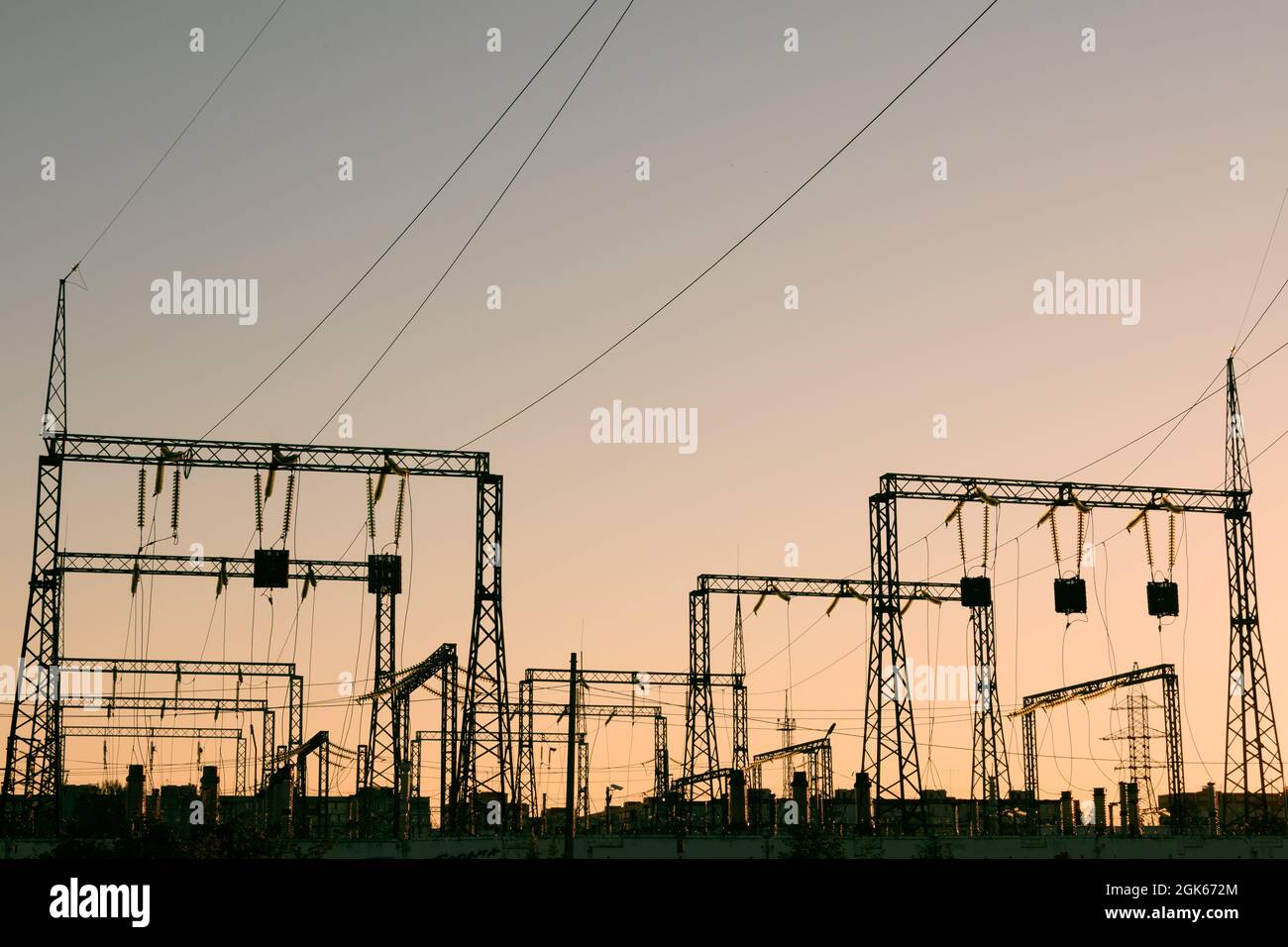 Highvoltage power lines with wave trap or highfrequency stopper