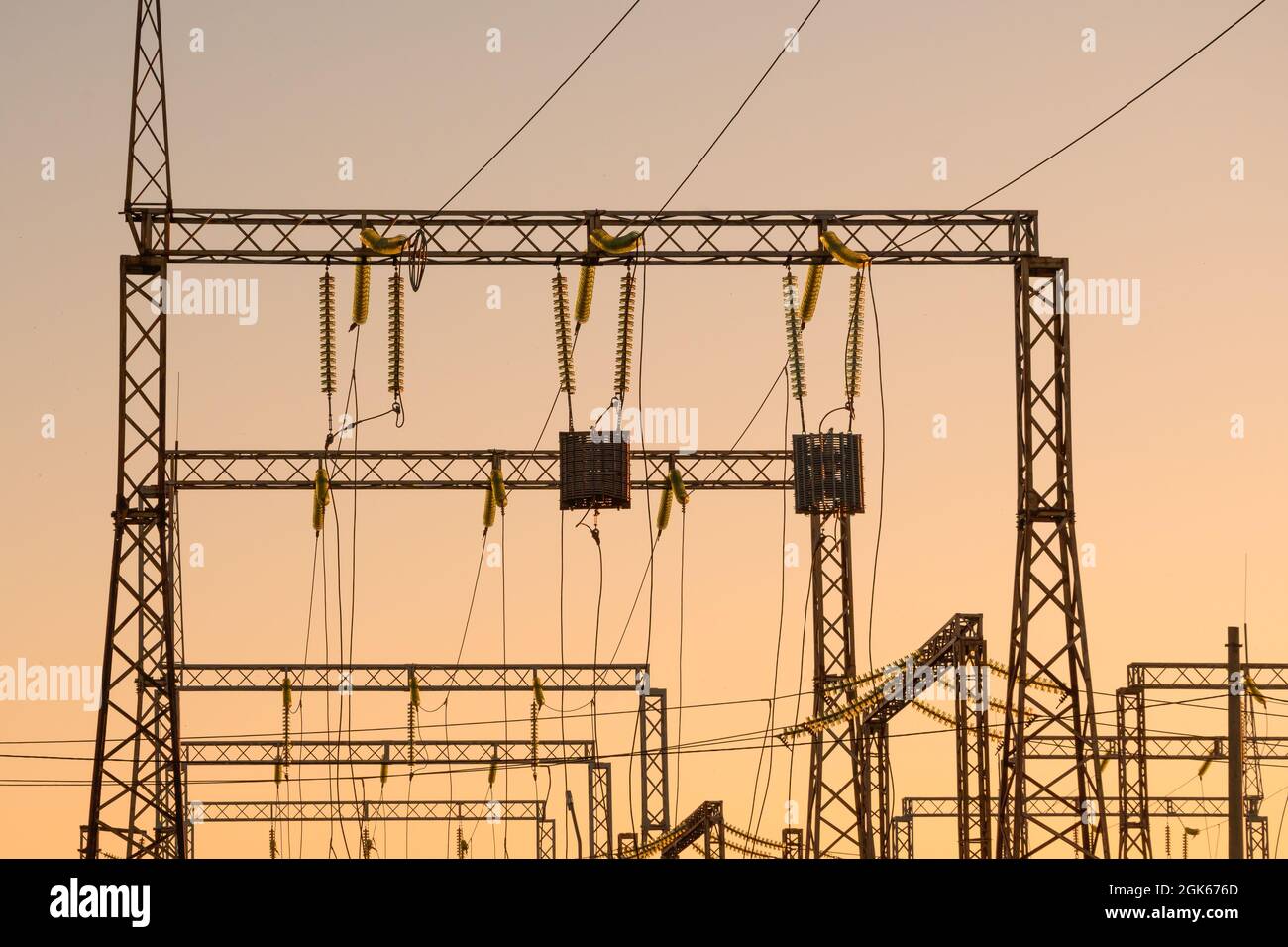 Highvoltage power lines with wave trap or highfrequency stopper