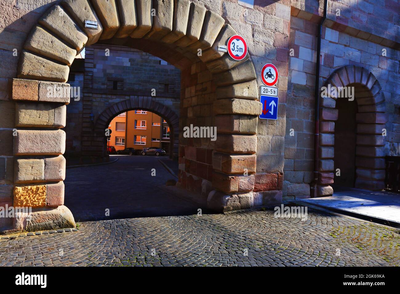 Nürnberg Mittelalter  Architektur mit Stadtmauer und Tor in der Innenstadt oder Altstadt von Nuremberg , Franken, Stock Photo