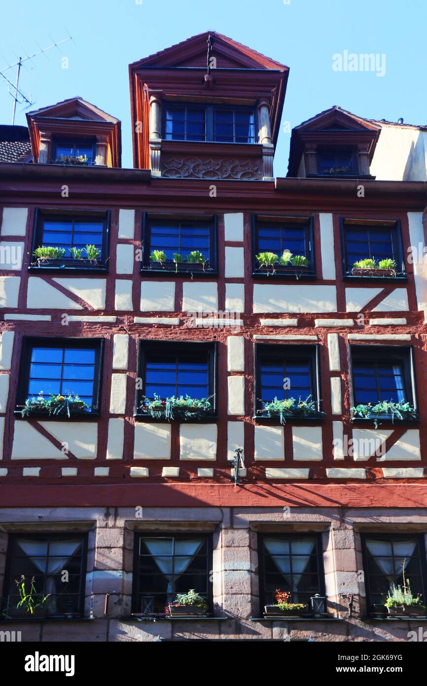 Weißgerbergasse Nürnberg  Architektur mit Fachwerkhäuser, Cafe Bars und Restaurants in der Innenstadt oder Altstadt von Nuremberg , Bayern, Franken, Stock Photo