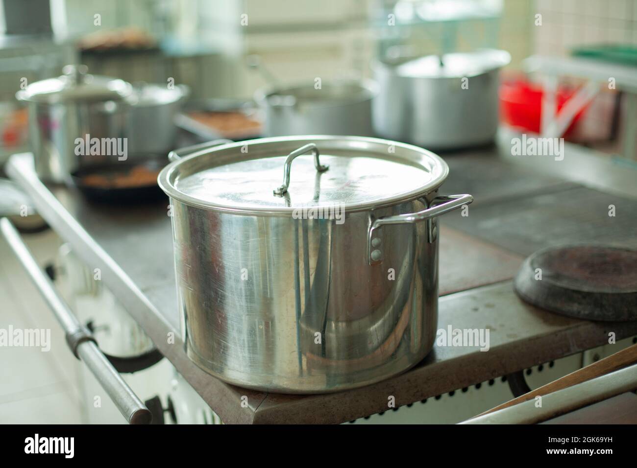 https://c8.alamy.com/comp/2GK69YH/large-pot-for-cooking-kitchen-utensils-in-the-dining-room-stainless-steel-water-tank-dishes-in-the-kitchen-2GK69YH.jpg