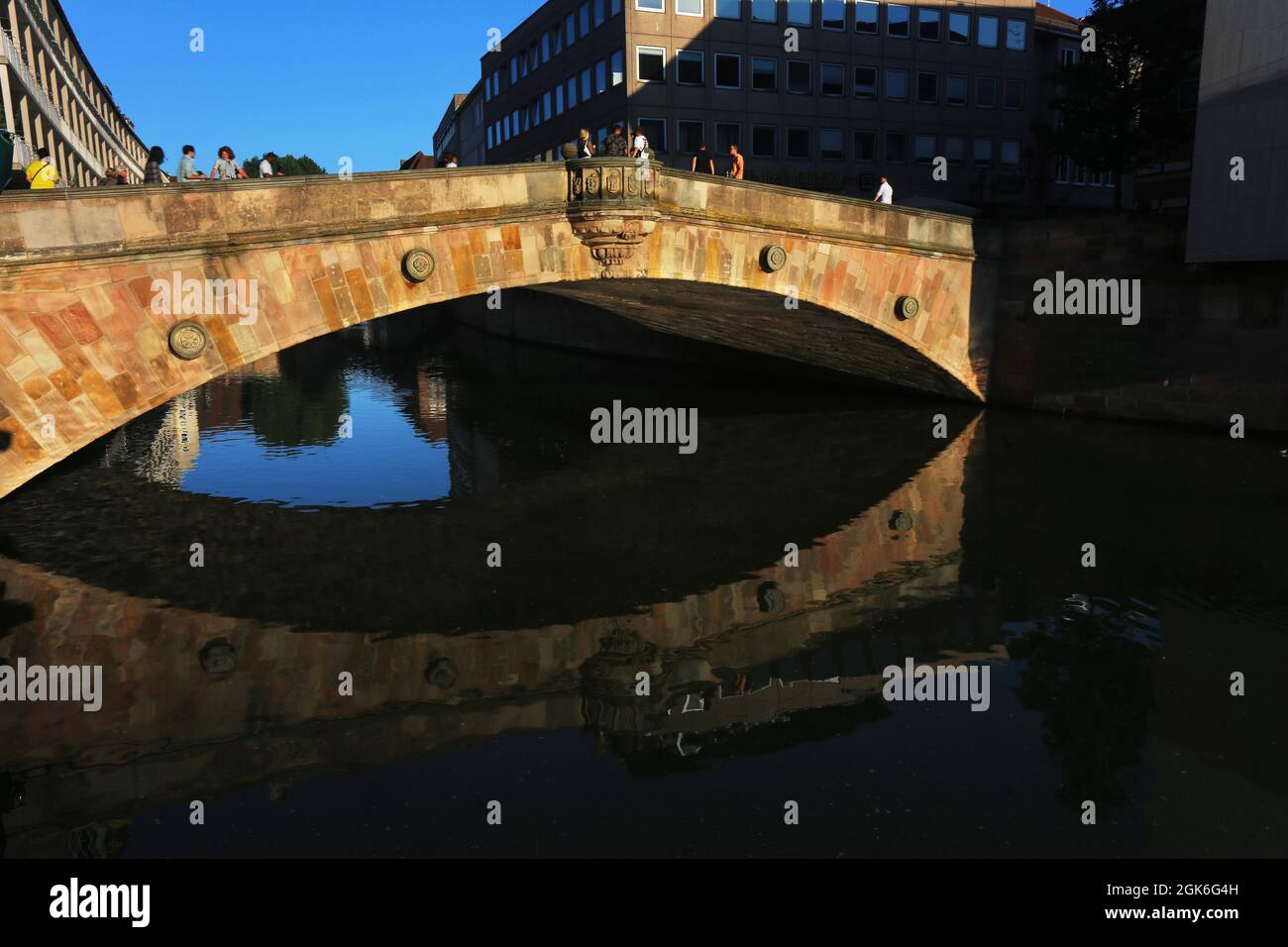 Nürnberg   Architektur mit Museumsbrücke über die Pegnitz in der Innenstadt oder Altstadt von Nuremberg oder Nuernberg, Franken, Bayern Stock Photo