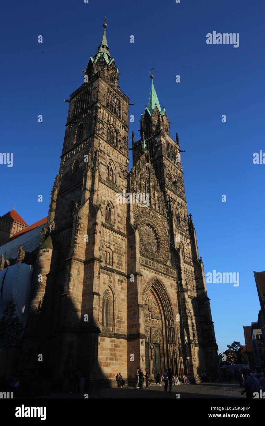 Nürnberg   Architektur bei der Lorenzkirche mit Turm und Eingangsportal in der Innenstadt oder Altstadt von Nuremberg oder Nuernberg, Franken, Bayern Stock Photo