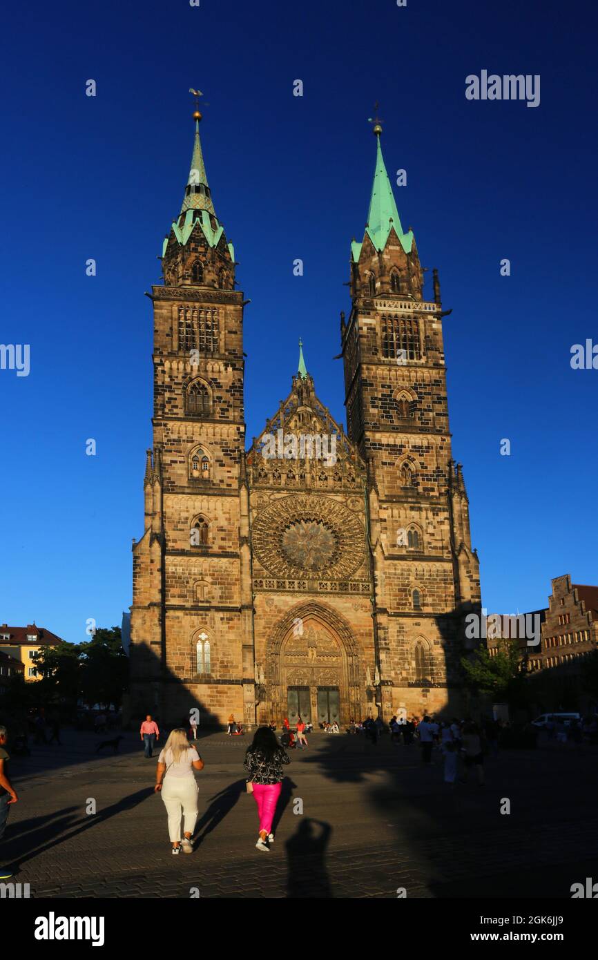 Nürnberg   Architektur bei der Lorenzkirche mit Turm und Eingangsportal in der Innenstadt oder Altstadt von Nuremberg oder Nuernberg, Franken, Bayern Stock Photo