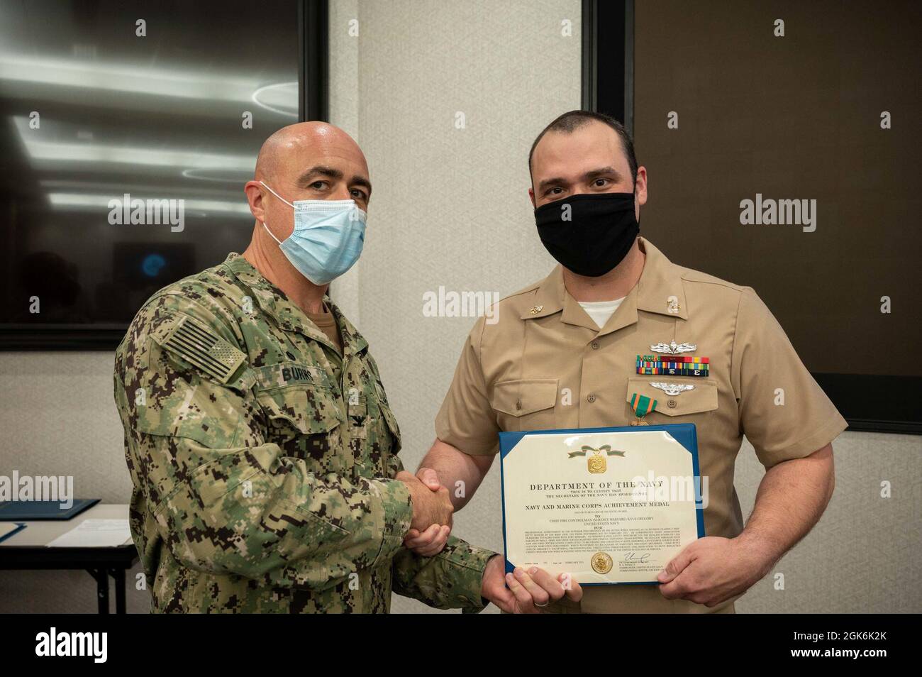 WASHINGTON, DC (Aug. 16, 2021) – Capt. Mark Burns (left), Naval Support Activity Washington commanding officer, presents Chief Fire Controlman Kyle Gregory (right) with a Navy and Marine Corps achievement medal during an award ceremony held onboard Washington Navy Yard. Stock Photo