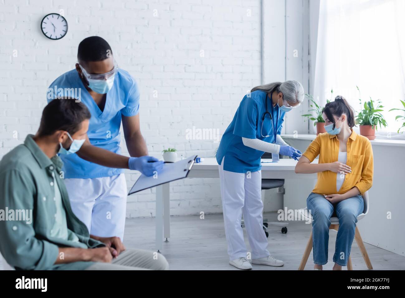 Hospital doctors masks hires stock photography and images Alamy