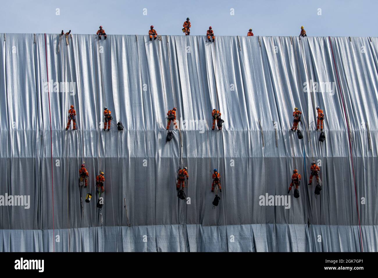 Workers install the Christo installation: Arc De Triomphe Wrapped. Stock Photo
