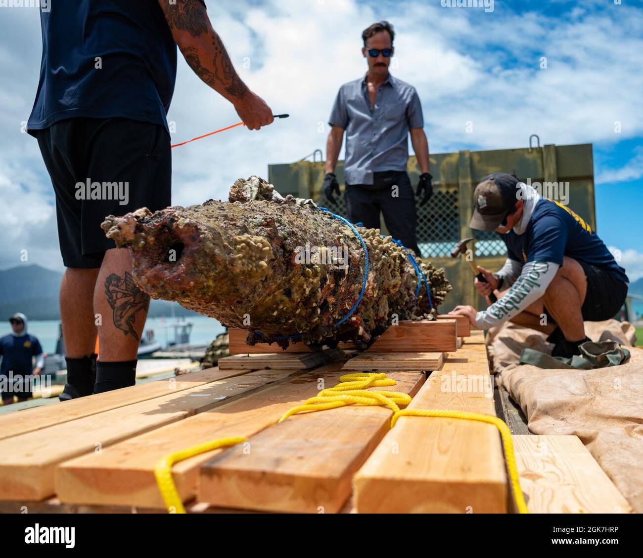 210826-N-OT701-1334 KANEOHE BAY, Hawaii Aug. 26, 2021 -- Sailors assigned to Mobile Diving and Salvage Unit ONE Detachment Explosive Ordnance Disposal Group (MDSU ONE DET EOD) secure an unexploded ordnance Stock Photo