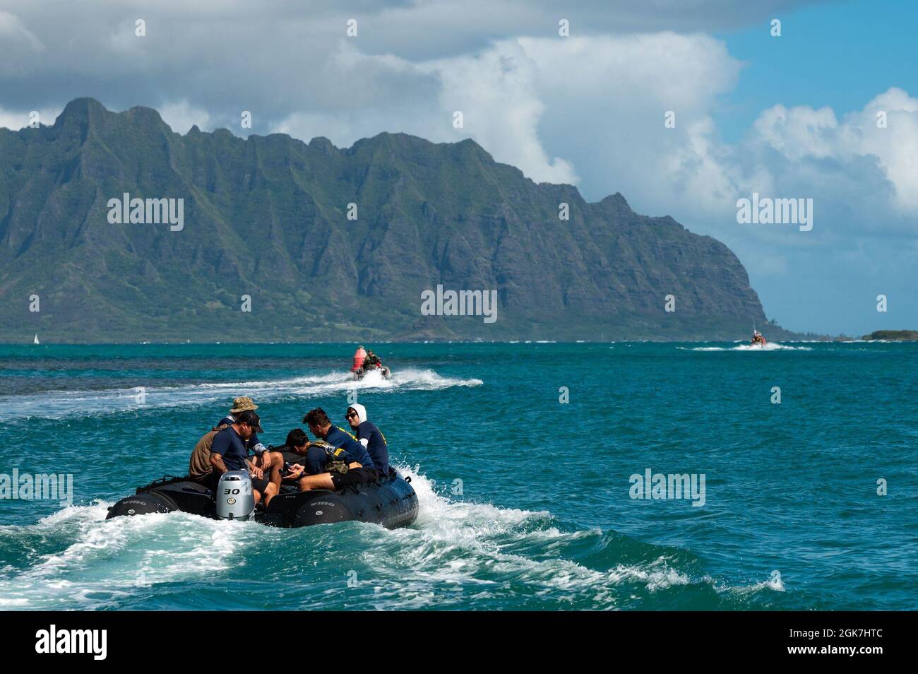 210826-N-OT701-1006 KANEOHE BAY, Hawaii Aug. 26, 2021 -- Sailors assigned to Mobile Diving and Salvage Unit ONE Detachment Explosive Ordnance Disposal Group (MDSU ONE DET EOD) operate in Kaneohe Bay to remove unexploded ordnance Stock Photo