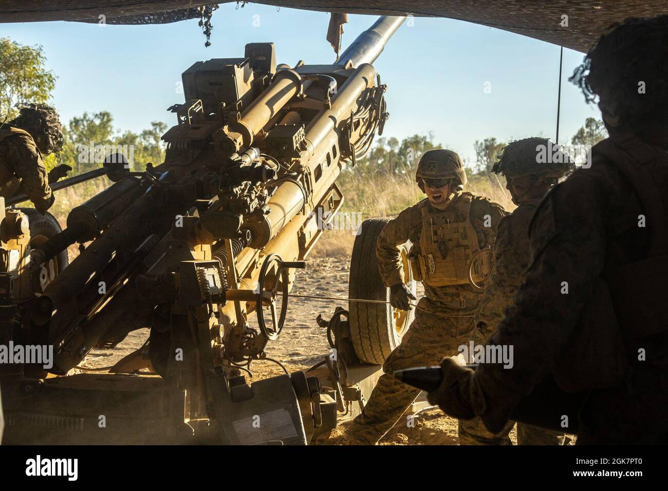 U.S. Marine of Gun 5, Mike Battery, 1st Battalion, 7th Marine Regiment ...