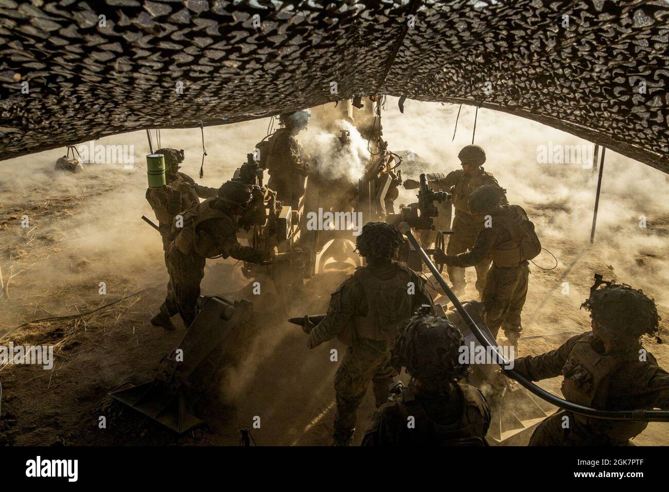 U.S. Marines of Gun 5, Mike Battery, 1st Battalion, 7th Marine Regiment ...