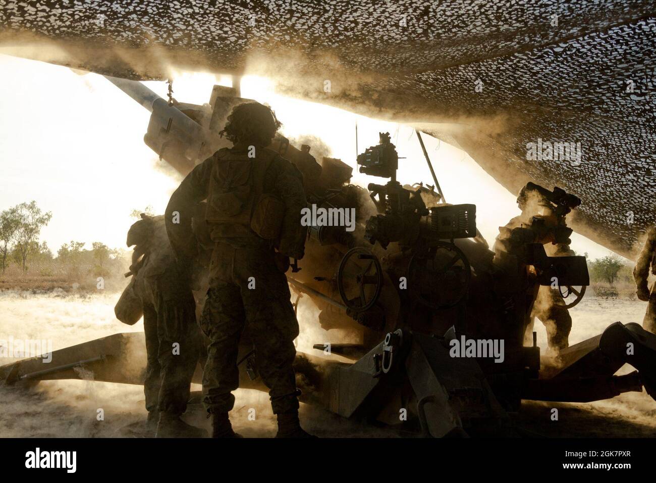 U.S. Marines of Gun 5, Mike Battery, 1st Battalion, 7th Marine Regiment ...
