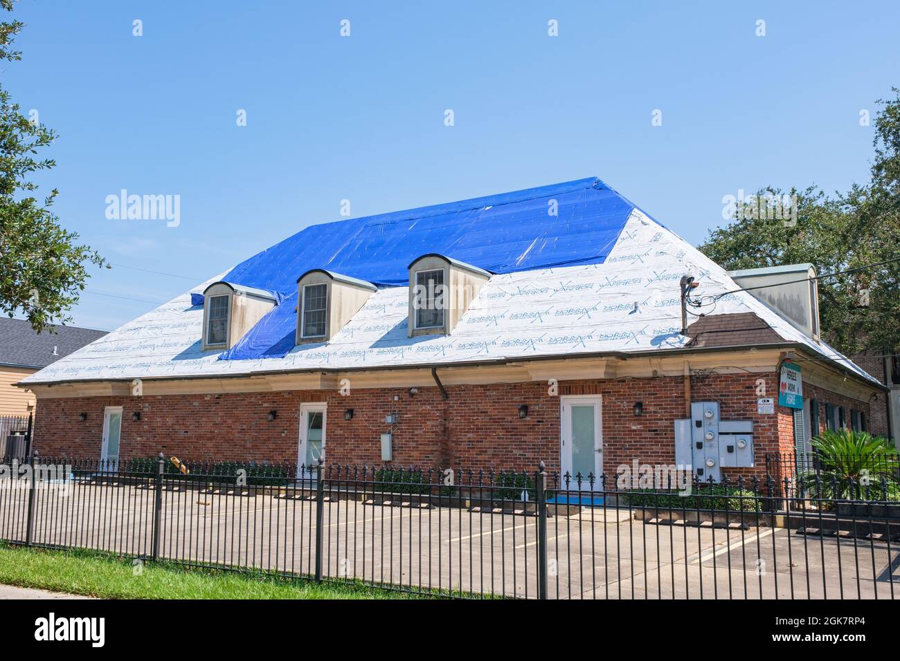 Blue tarp roof hires stock photography and images Alamy