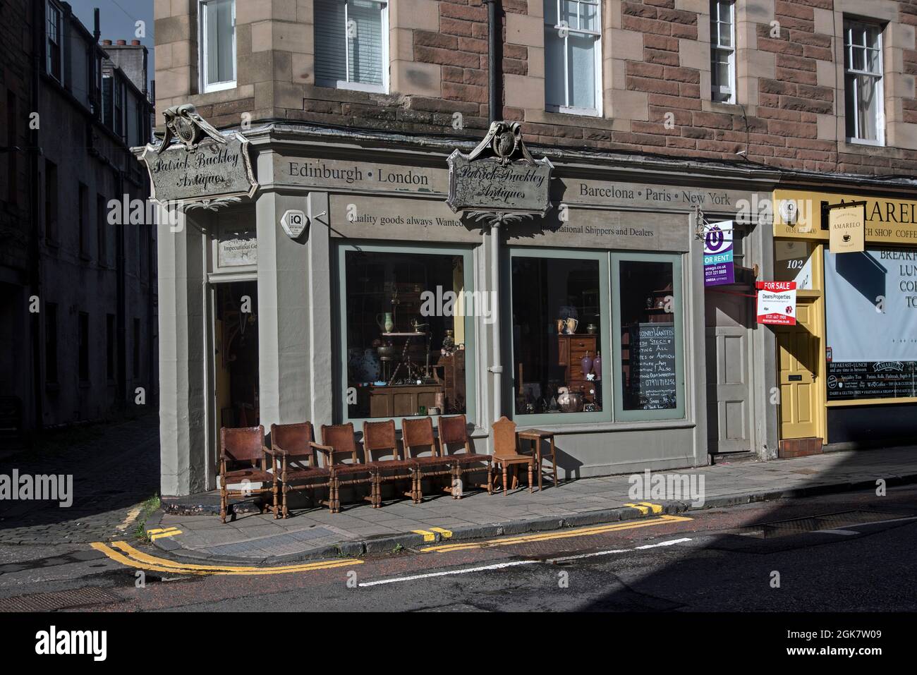 Exterior view of an antique shop in Causewayside, Newington, Edinburgh, Scotland, UK. Stock Photo