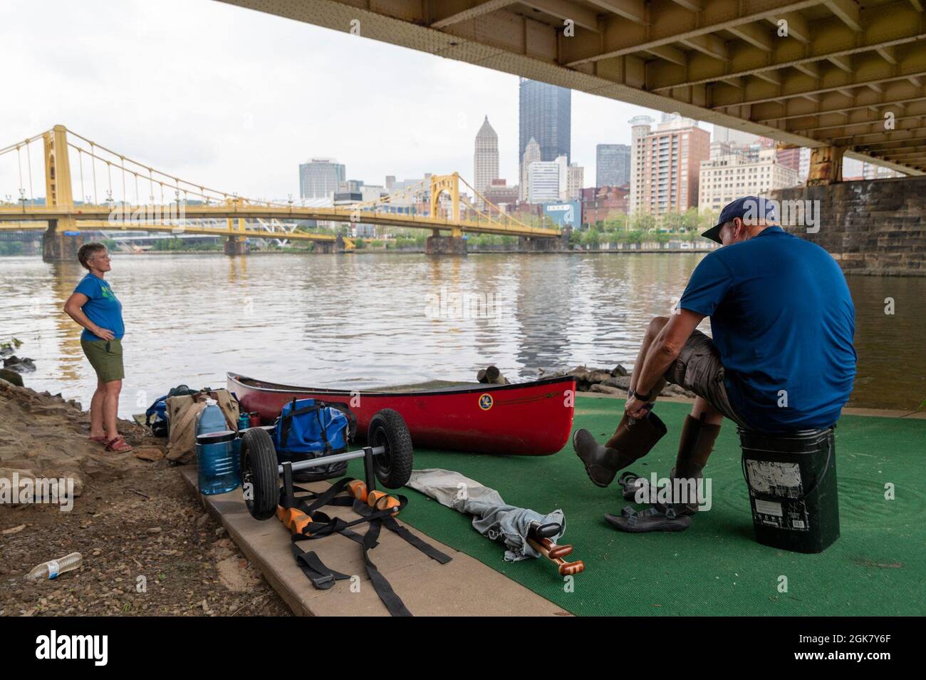 Roberto Clemente statue in City of Pittsburgh Stock Photo - Alamy