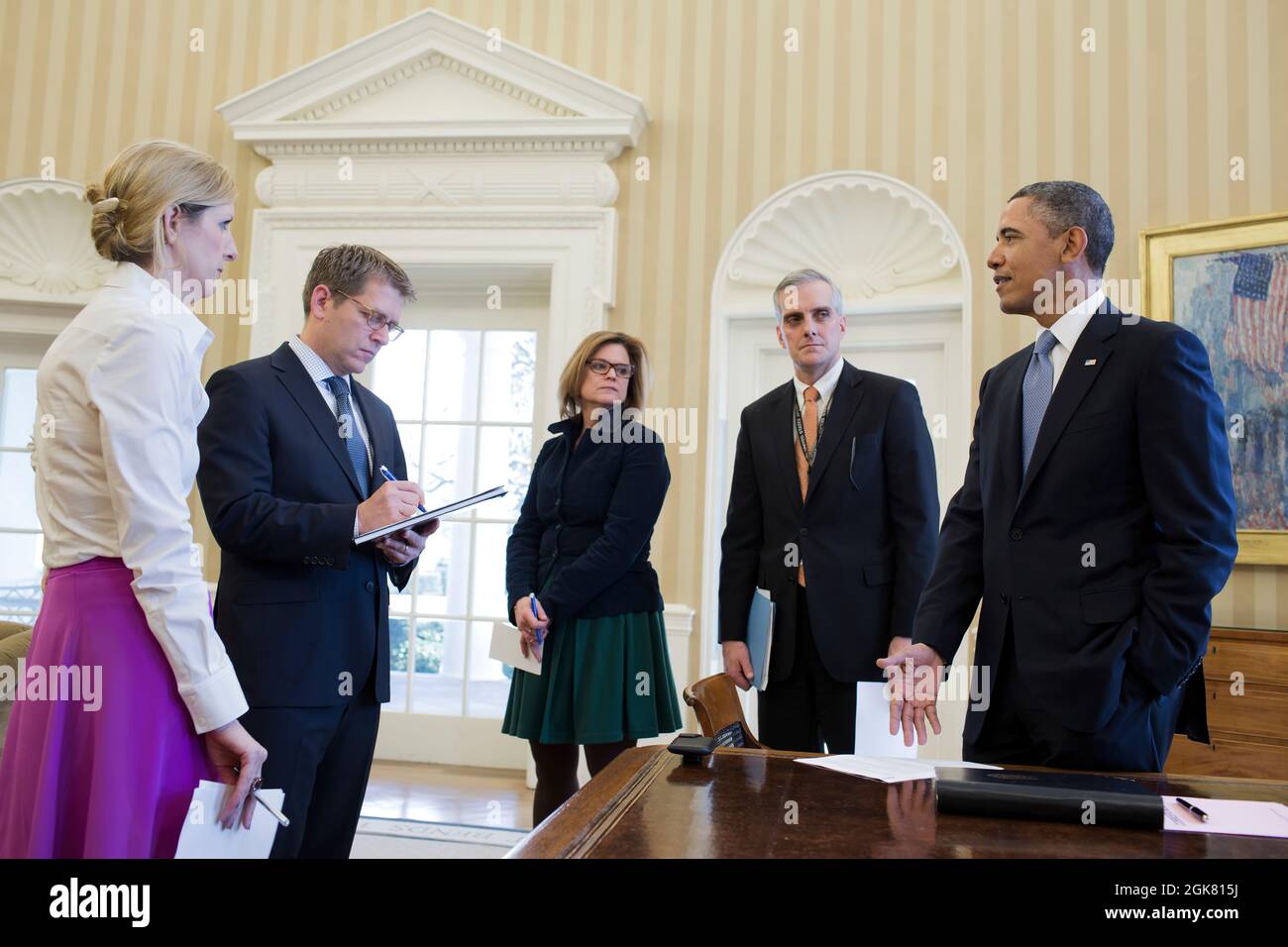 President Barack Obama talks with senior advisors in the Oval Office ...