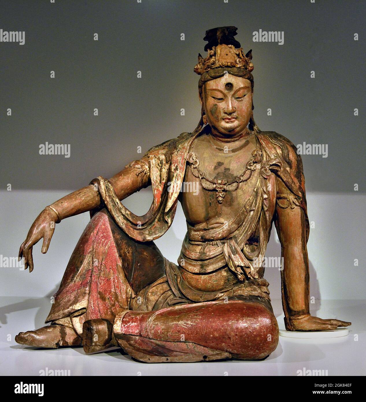 Shanxi. 1100 - 1200 Liao-dynasty (907-1125) / Jin-dynasty (1115-1234) Asia, China, (Buddhist deity Guanyin, savior of people in danger, depicted meditating on a rock. reflection of the moon in water, a symbol of illusion and transience in Buddhism.) Stock Photo