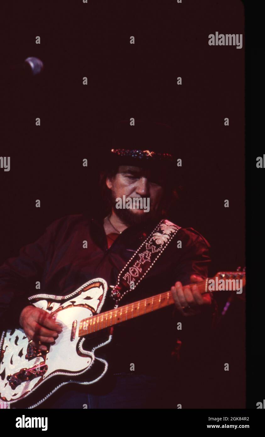 ©1985 Legendary musician WAYLON JENNINGS playing at Willie Nelson's Fourth of July picnic in Austin Stock Photo