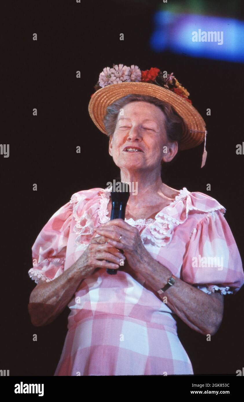 Minnie Pearl Costume