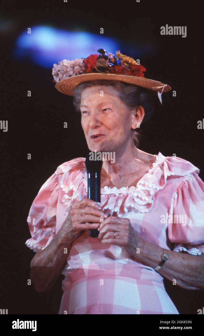 ©1990 Minnie Pearl does her legendary monologue as the Grand Ole Opry