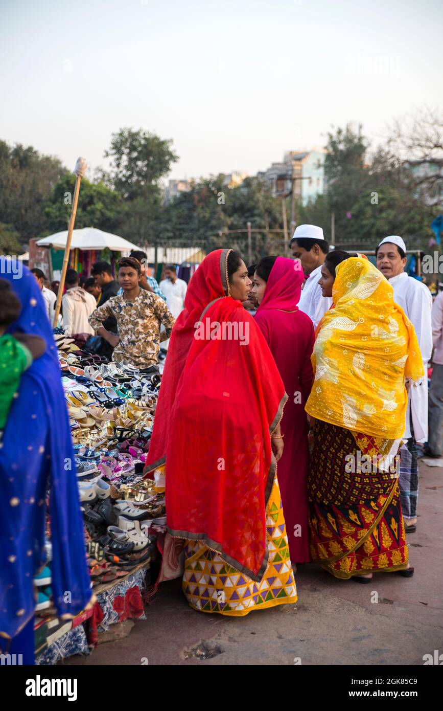 Indian women sari delhi street hi-res stock photography and images - Alamy