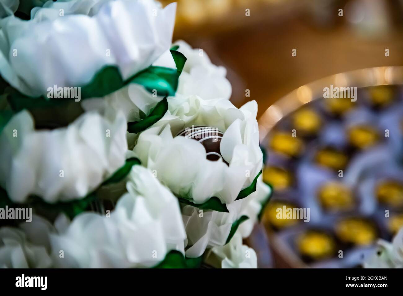 Embalagens em formato de flor, com um bombom dentro Stock Photo - Alamy