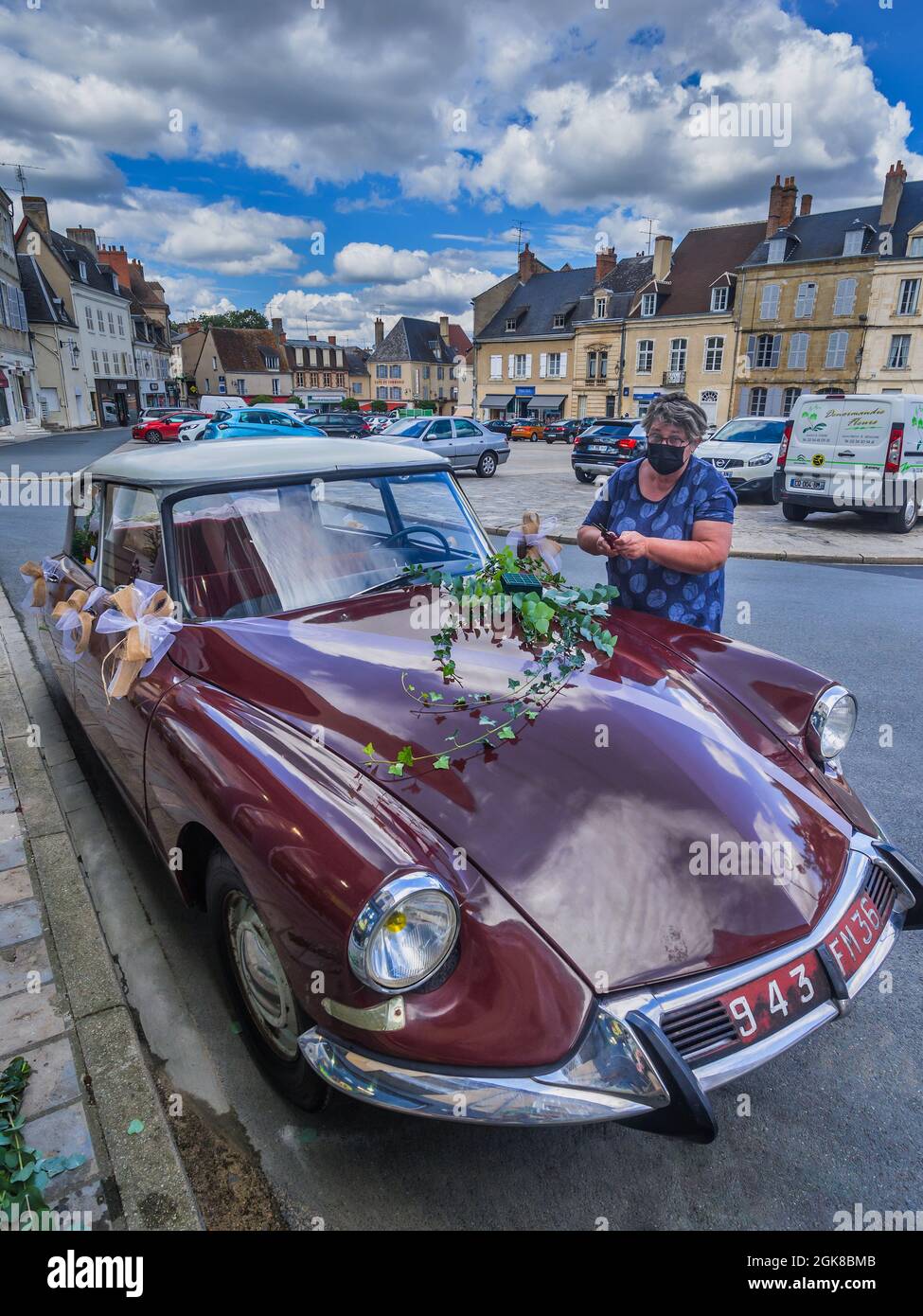 Local florist decoration her Citroen DS19 for a wedding - La Chatre, Indre (36), France. Stock Photo