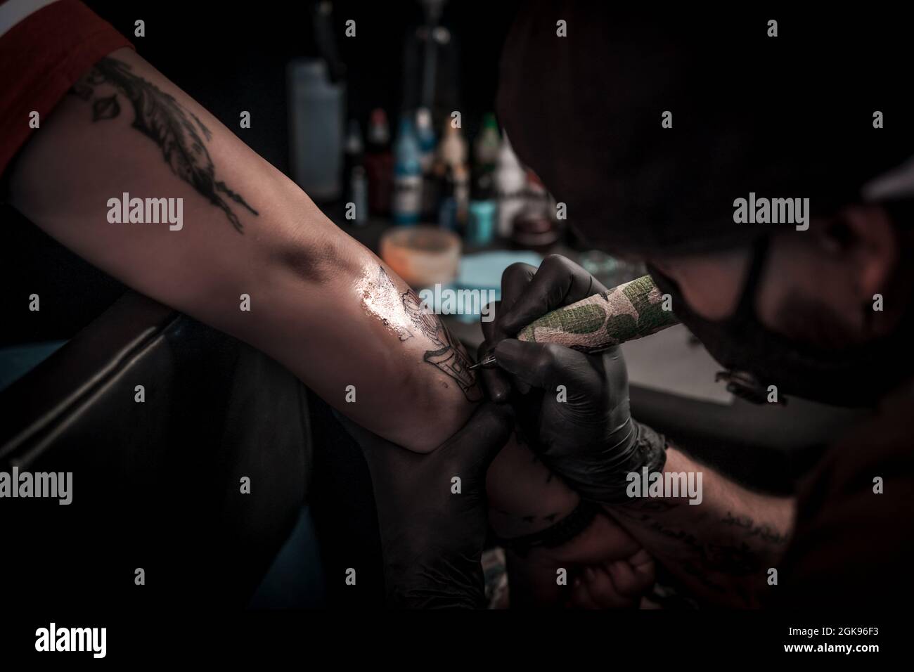 Artist tattooing hi-res stock photography and images - Alamy
