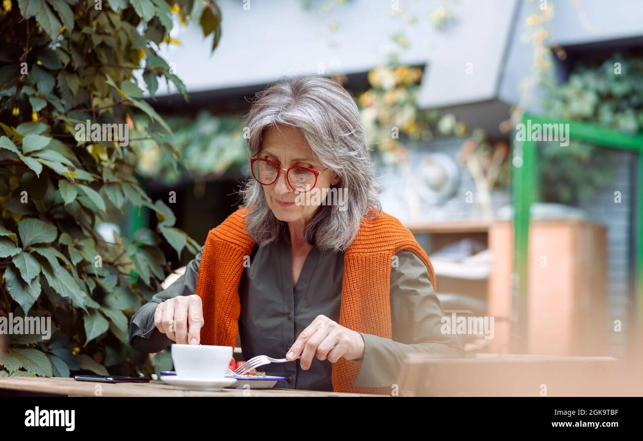 Grey haired lady with glasses hi-res stock photography and images - Alamy