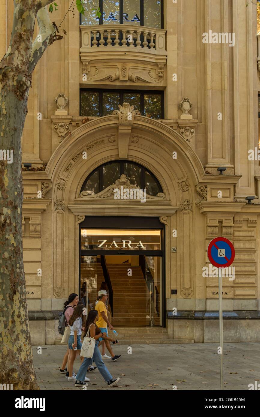 Palma de Mallorca, Spain; september 10 2021: Main facade of an  establishment of the international fashion and accesories retail chain Zara,  in the his Stock Photo - Alamy