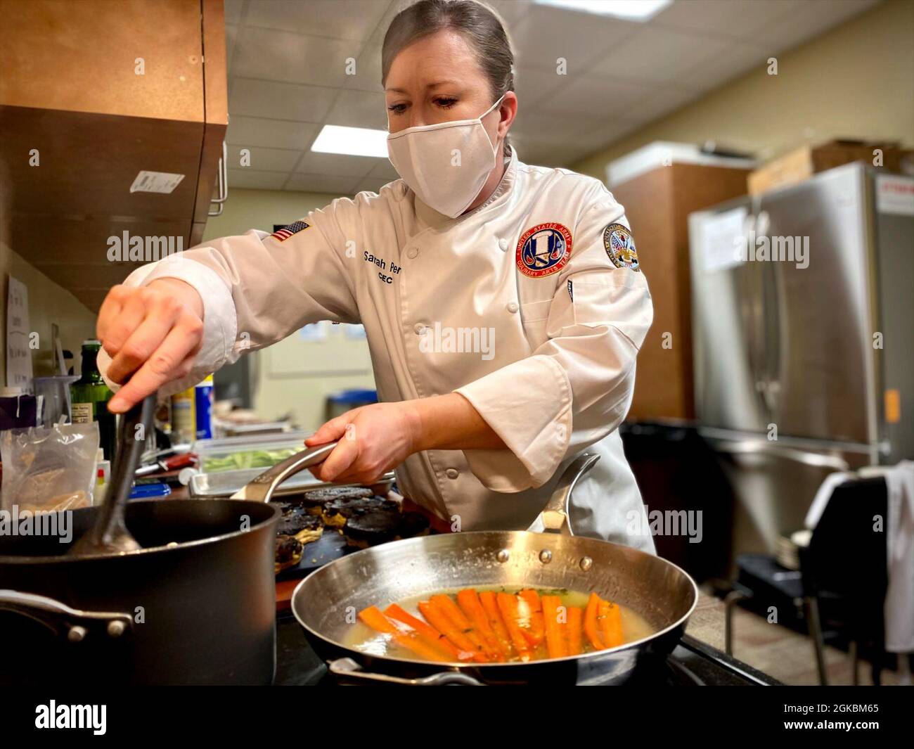 Sgt. 1st Class Sarah Perry, enlisted aide to Lt. Gen. Jody J. Daniels, Chief of Army Reserve and Commanding General, U.S. Army Reserve Command, prepares a meal for senior leaders during a visit from Honorable John E. Whitley, acting Secretary of the U.S. Army, March 5, 2021. Stock Photo