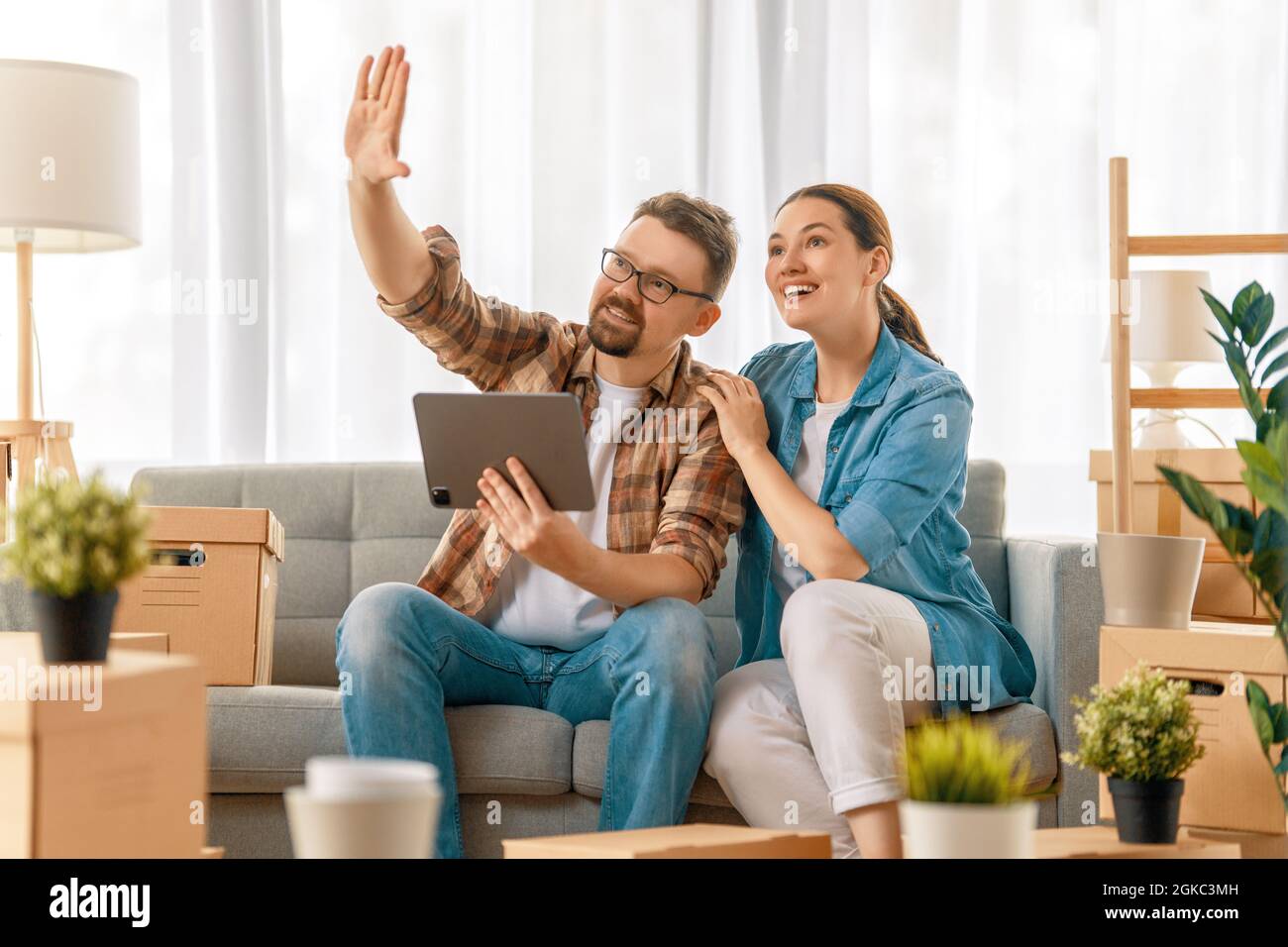 Happy young married couple are moving to new apartment Stock Photo - Alamy