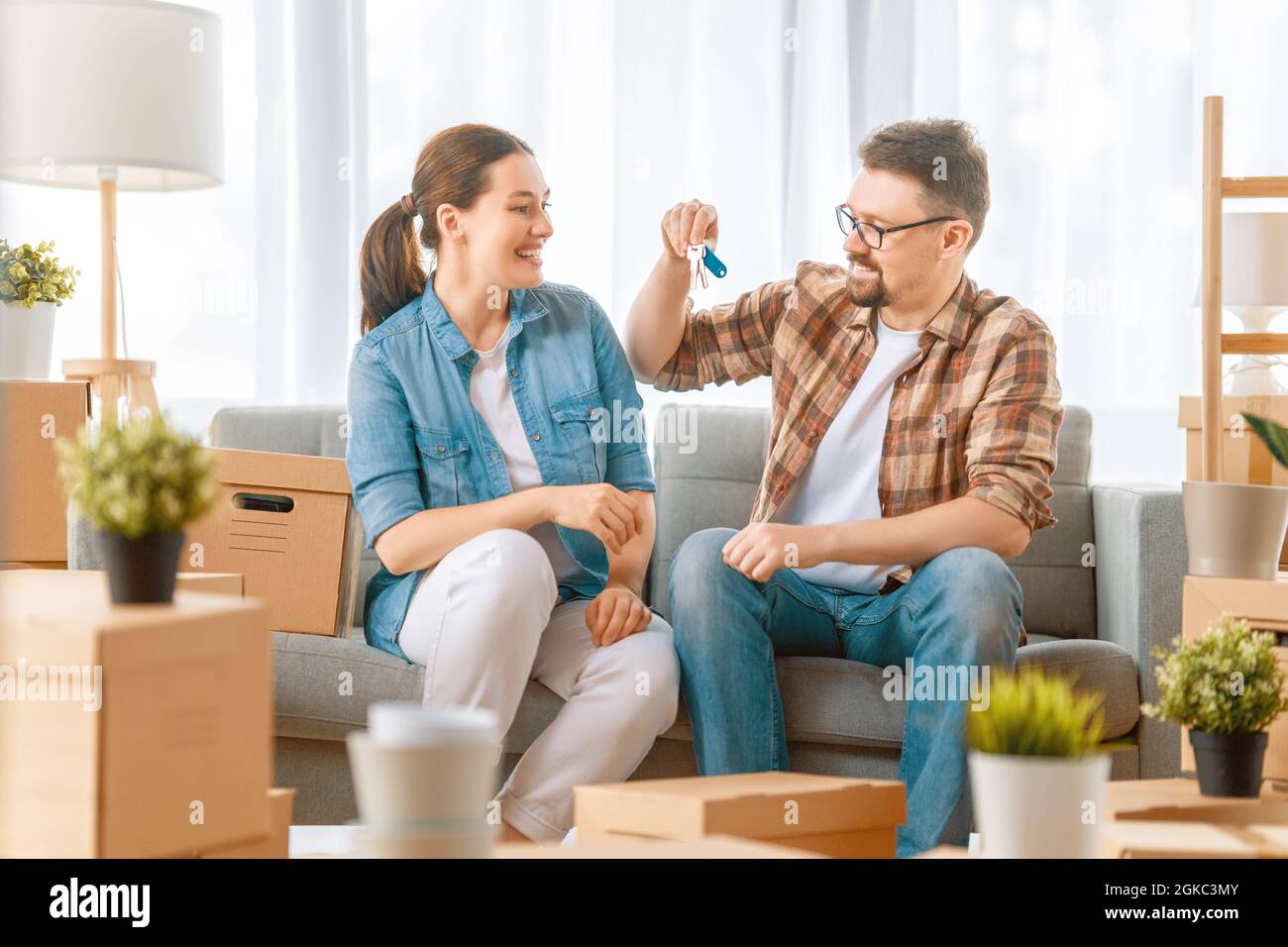 Happy young married couple are moving to new apartment Stock Photo - Alamy