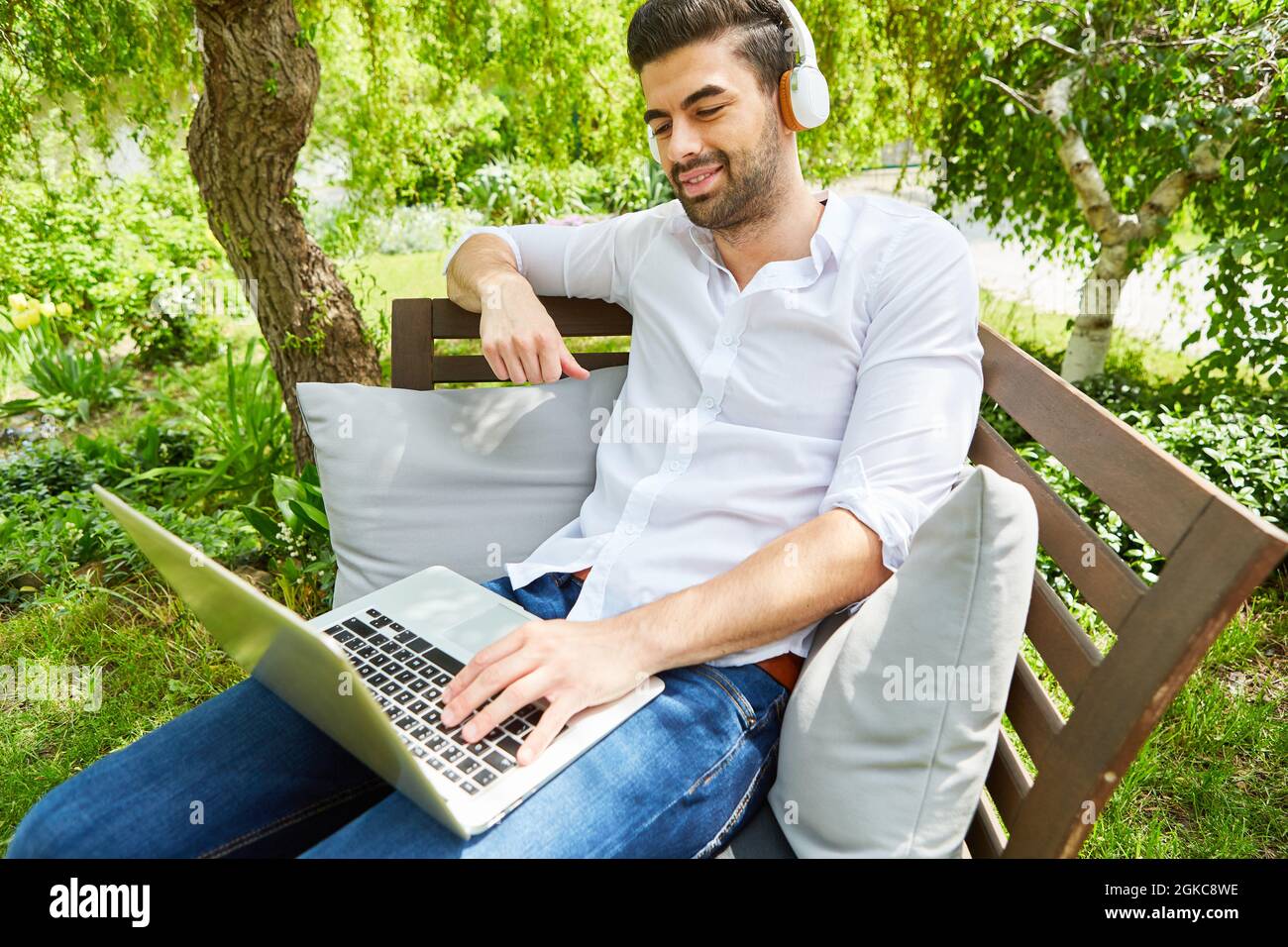 Relaxed Computer User Relaxed video meeting hi-res stock photography and images - Alamy
