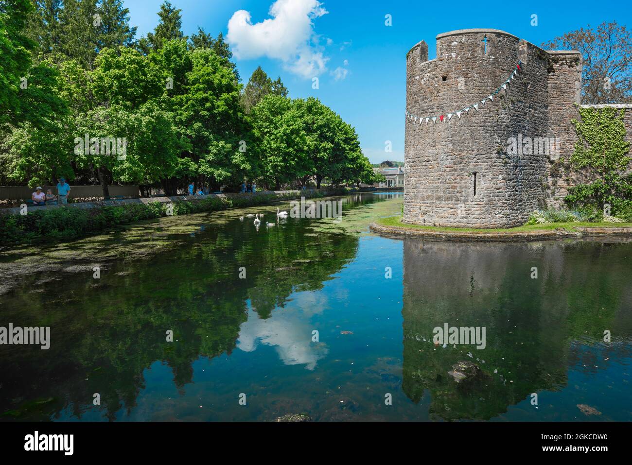 Bishop's Palace Wells, view in summer of the moat at the south-west corner of the walled Bishop's Palace in Wells, Somerset, England, UK Stock Photo