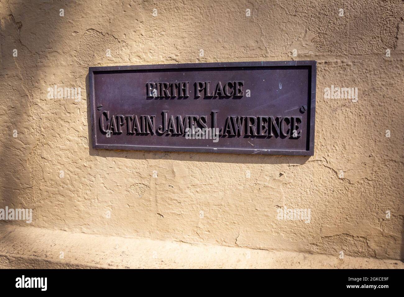 Plaque commemorating the birthplace of Captain James Lawrence in Burlington, N.J., March 11, 2021. Lawrence served as a Navy captain during the War of 1812 where he commanded the USS Hornet and later, the USS Chesapeake. During a battle against the HMS Shannon on June 1, 1813, Lawrence was wounded. He is remembered for his dying phrase “Don’t give up the ship.” The Chesapeake was captured by the British and Lawrence died three days later. He was buried with military honors in Nova Scotia, but was reinterred at Trinity Church Cemetery in New York City. The Navy has named five ships in his honor Stock Photo