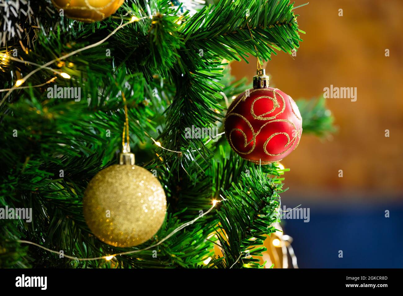 Gold baubles hi-res stock photography and images - Alamy