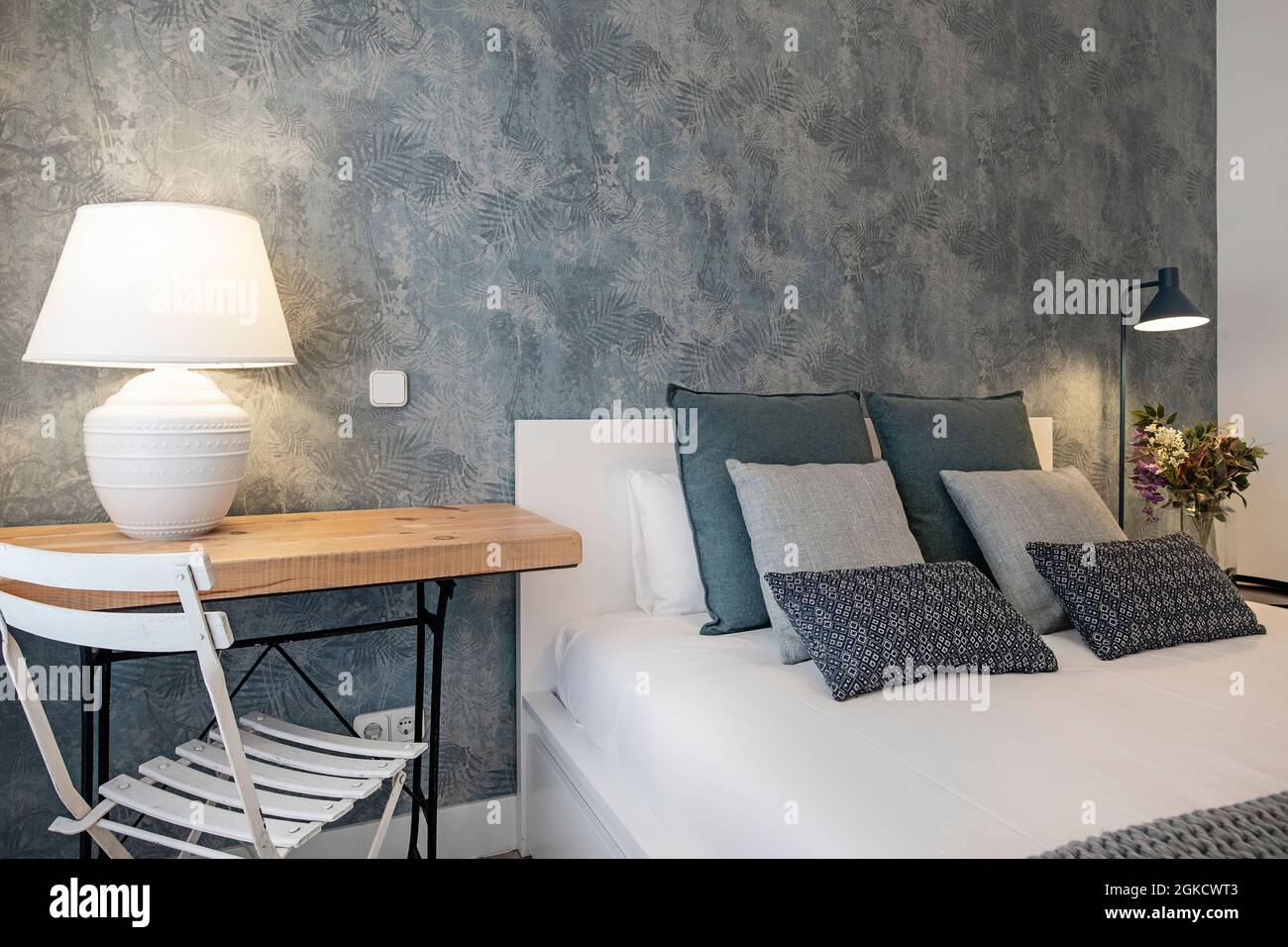 Dormitorio en apartamento vacacional con tocador azul y butacas azules.  Decoracion chic para viajeras Stock Photo - Alamy