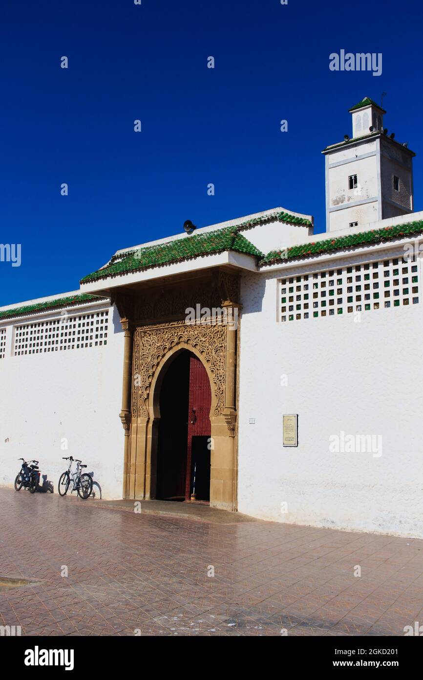 Bicycle parked outside mosque in Essaouira in Morocco, near Marrakesh Stock Photo