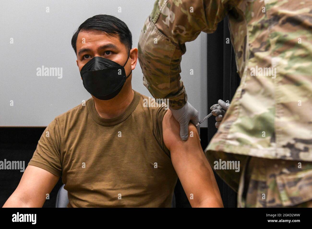 N Zu848 0110 Chinhae Republic Of Korea Mar 17 21 Cmdr Demetrio Camua Receives The Janssen Covid 19 Vaccine At Commander Fleet Activities Chinhae Sailors Assigned To Navy Branch Health Clinic Chinhae And Soldiers Assigned