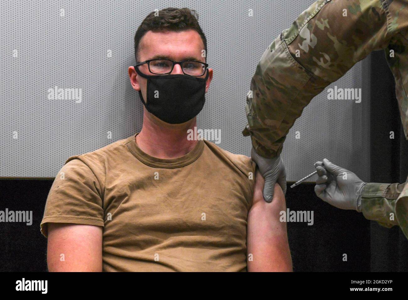 N Zu848 0112 Chinhae Republic Of Korea Mar 17 21 Constructionman Mechanic Constructionman Apprentice Evan Palermo Receives The Janssen Covid 19 Vaccine At Commander Fleet Activities Chinhae Sailors Assigned To Navy Branch Health Clinic