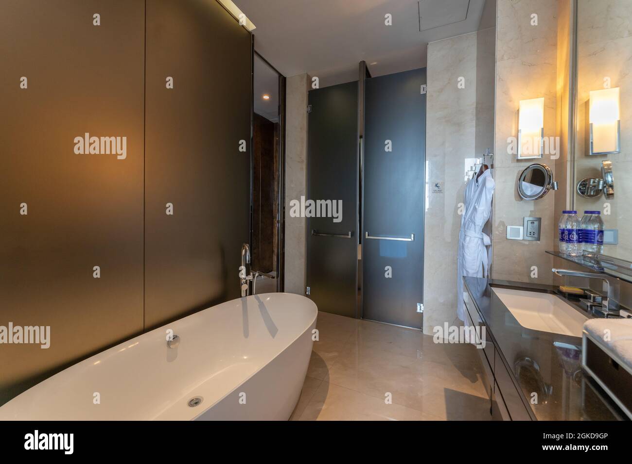 Modern luxury hotel bathroom and bathtub Stock Photo - Alamy