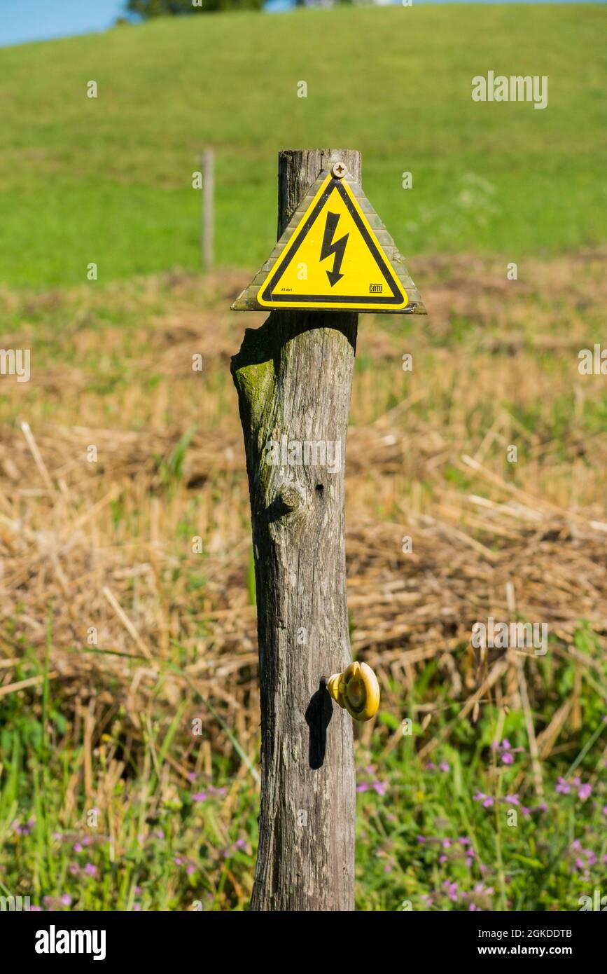 Old warning sign to warn pedestrians of electrified fence / electric